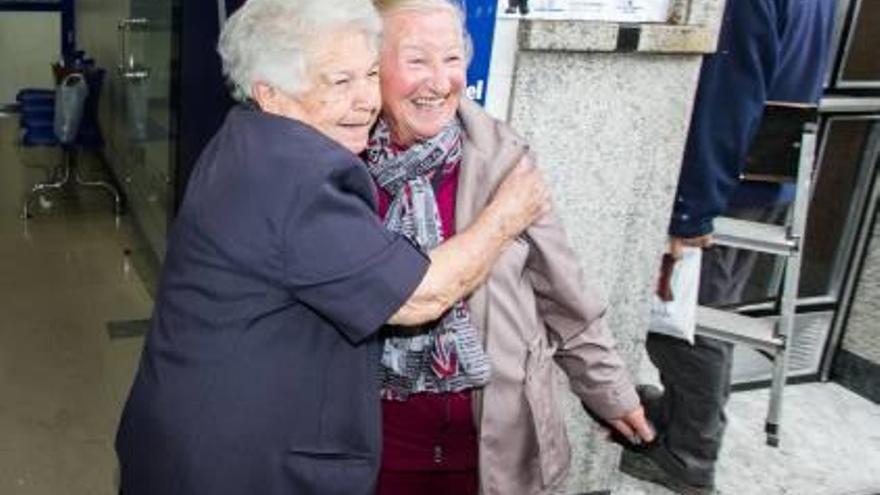 La titular de la administración del Carrerlamar celebra con sidra el quinto premio con su padre, el delegado de Loterías y un agraciado.