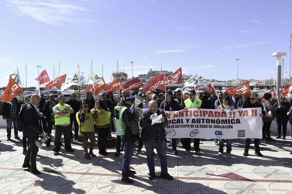 Policías locales se manifiestan para pedir la jubilación anticipada