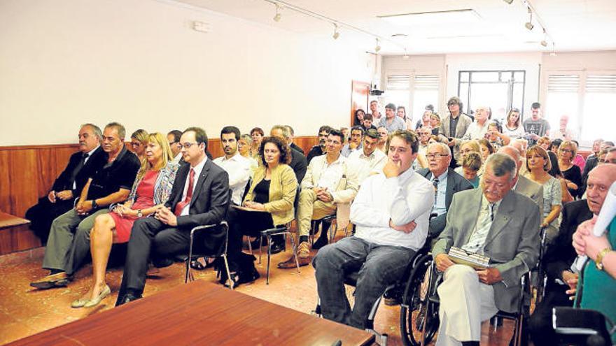 Homenatge als regidors del primer ajuntament democràtic a la sala de plens de Castellbell, el juny del 2014