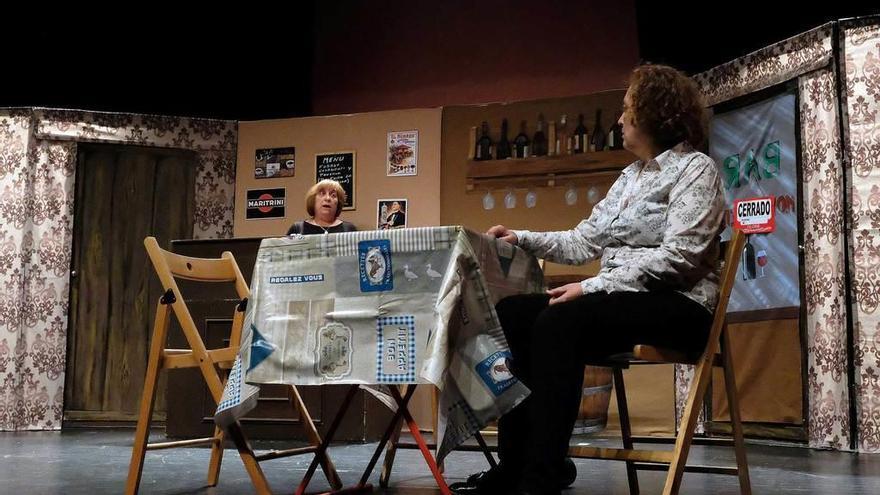 La representación de la obra &quot;La madrina&quot; de &quot;Equilicuá Teatro&quot; en la Casa de Cultura de Mieres.