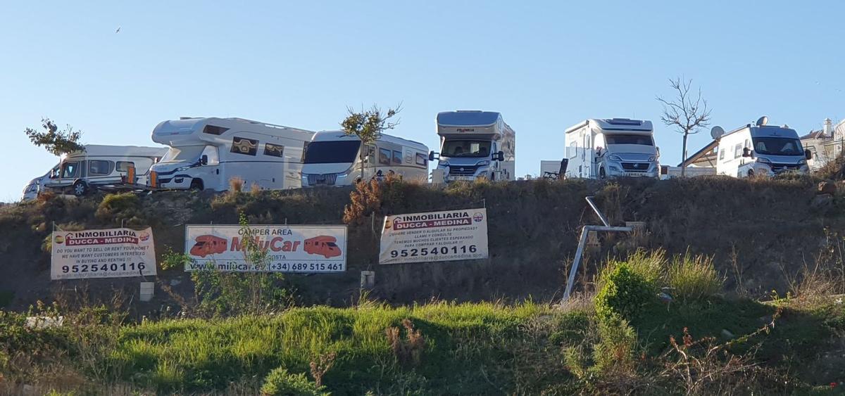 Aparcamiento para estos vehículos en el entorno de la playa de El Peñoncillo, en la zona más oriental del litoral de Torrox. | F. E.