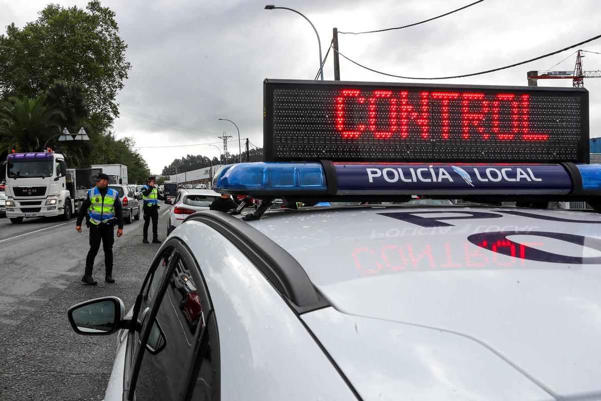 Agentes de la Policía de Vilagarcía en un control