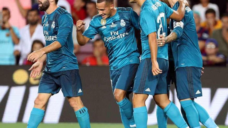 Los jugadores del Real Madrid festejan el gol de Asensio. // Efe