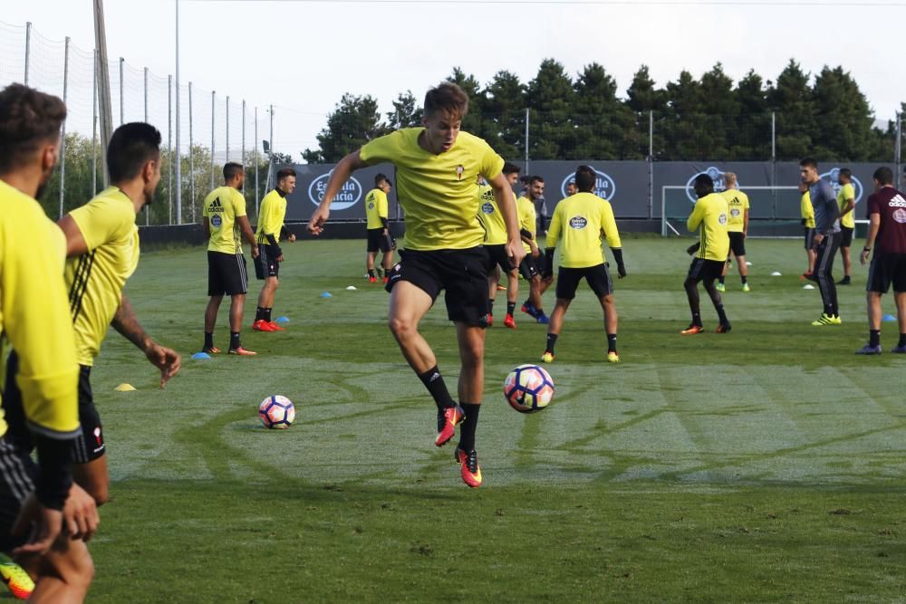 Los jugadores del Celta ultiman los preparativos antes de debutar en Liga en la temporada 2016/2017