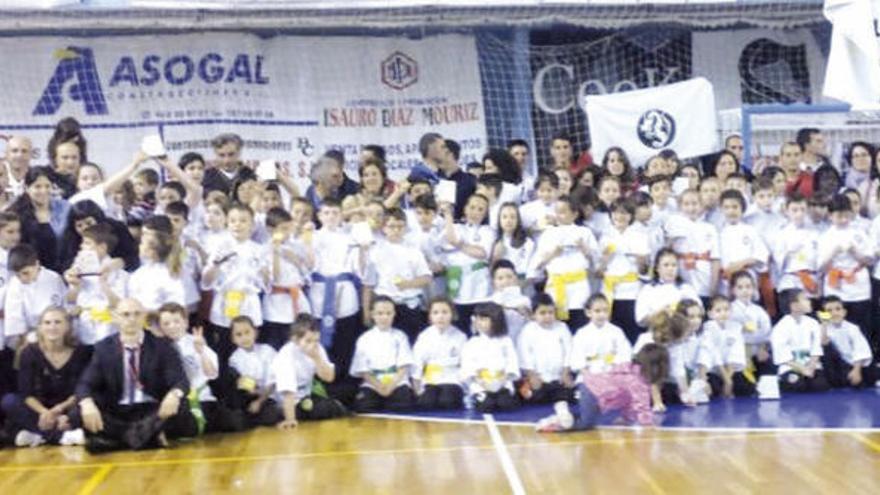 Integrantes del Kung Fu Zen tras el campeonato gallego escolar celebrado en el Pabellón Municipal de Lugo.