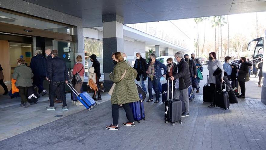 Mallorca recibe a los primeros turistas del Imserso tras dos años | FOTOS DE JUAN LUIS IGLESIAS