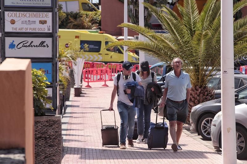 Seguimiento a los alojados en el Hotel H10 de Adeje. Saliendo turistas y consejera sanidad Teresa Cruz Oval  | 28/02/2020 | Fotógrafo: María Pisaca Gámez