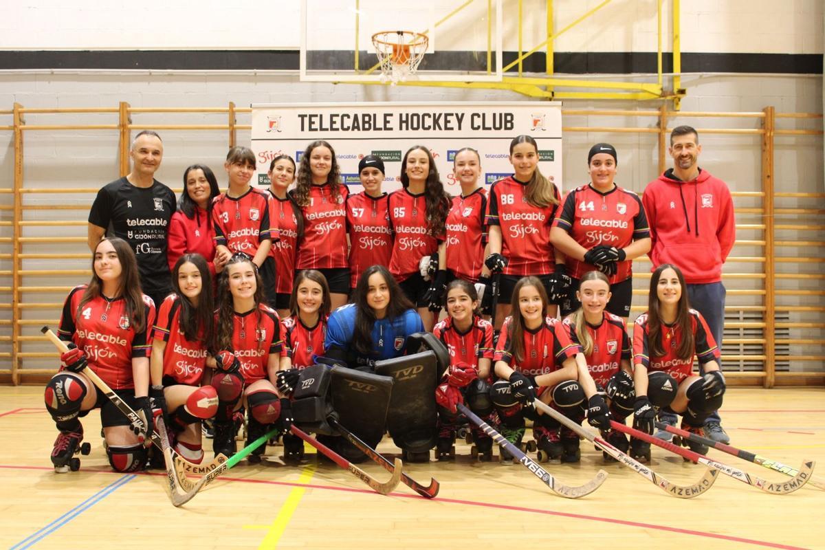 Equipo infantil del Telecable que participa en la minicopa: arriba, por la izquierda, Dani Sierra (entrenador), Eva Friera (delegada), Olivia Suárez, Ángela Álvarez, Juana Vega, Paz Cortés, Daniela Rodríguez, Lola Tirador, Carla Martínez, Claudia González y Fernando Álvarez (delegado). Agachadas, en el mismo orden, Paula Ordiales, Noa Fernández, Nadaya García, Sofía Piedra, Celia Ruiz, Alvarina Fernández, Daniela Sierra, Valeria del Fueyo y Sara Coronado.