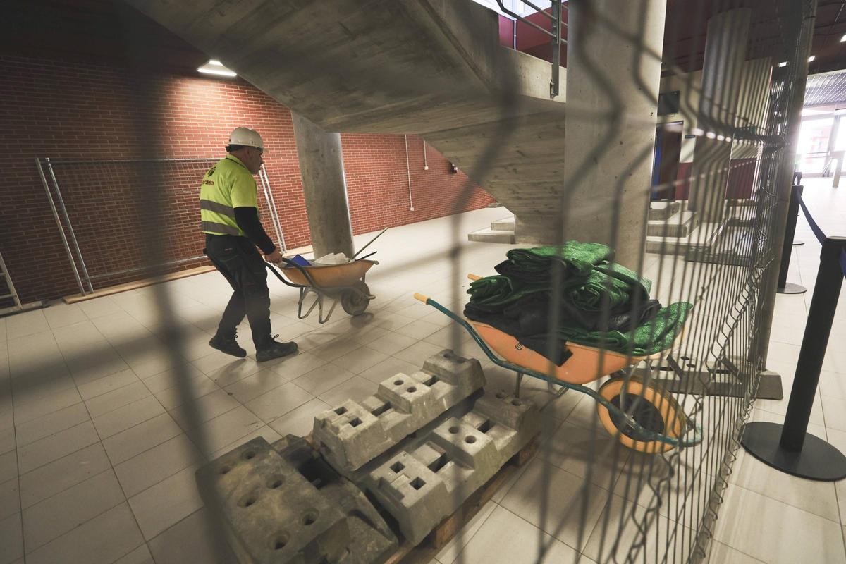 Un operario trabajando este miércoles en las piscinas del parque del Oeste.