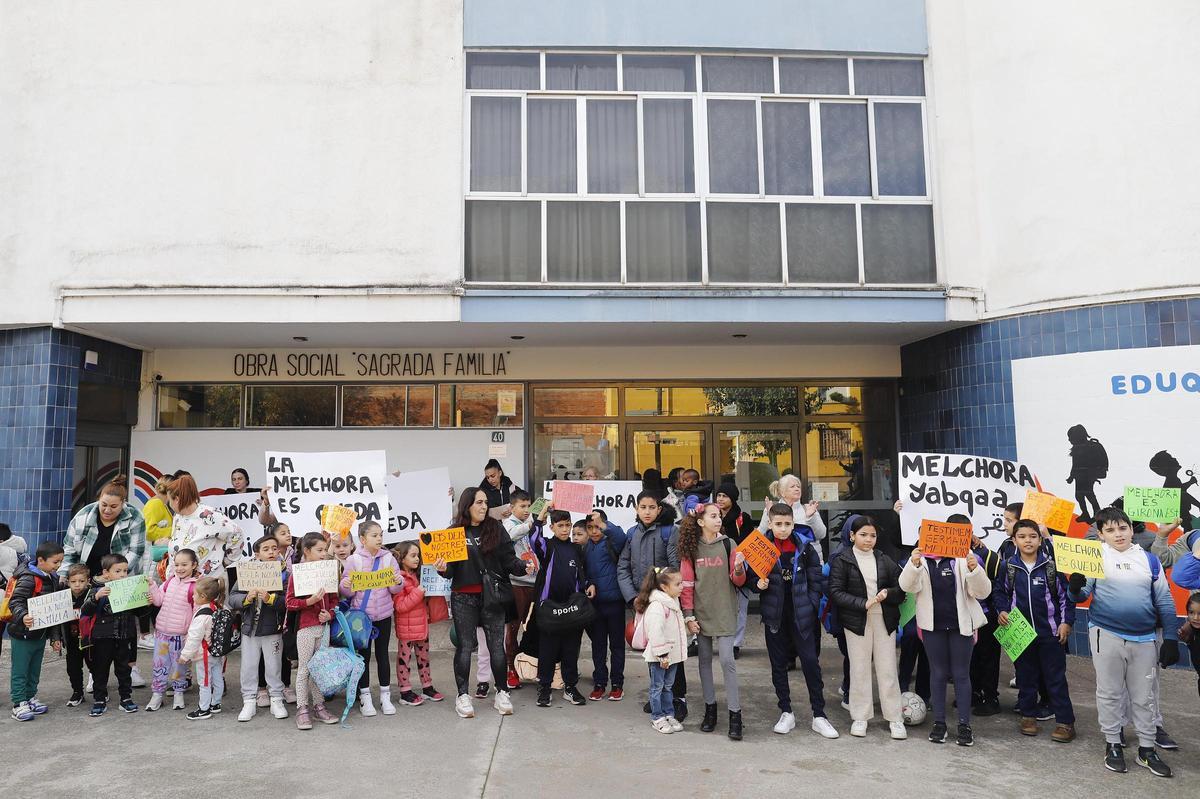 Concentració per donar suport a la directora destituïda del col·legi Sagrada Família de Girona