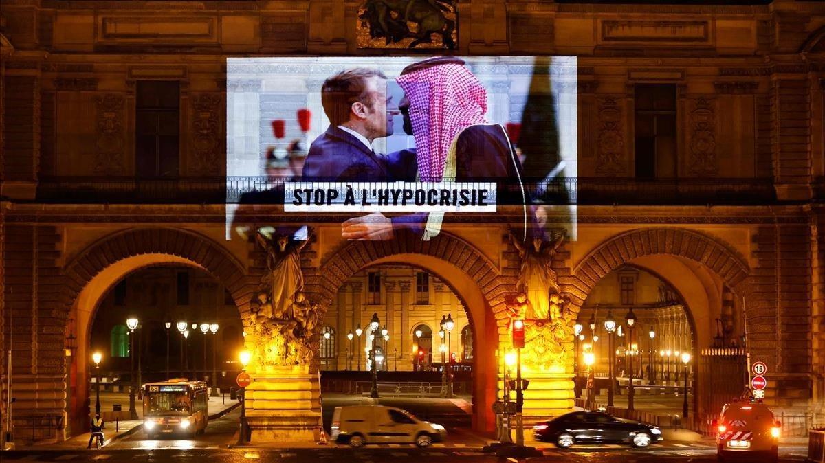 Proyección de Amnistía Internacional en la fachada del Louvre, en París, pidiendo poner fin a la hipocresía con el régimen de Arabia Saudí con motivo del G-20. Proyección de Amnistía Internacional en la fachada del Louvre, en París, pidiendo poner fin a la hipocresía con el régimen de Arabia Saudí con motivo del G-20.