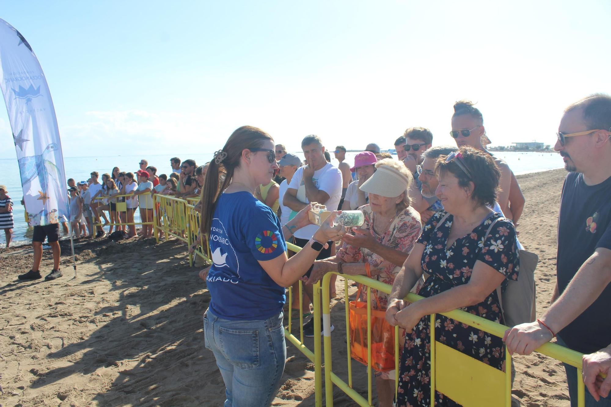 Una gran fiesta que conciencia: las tortugas vuelven al mar en Dénia