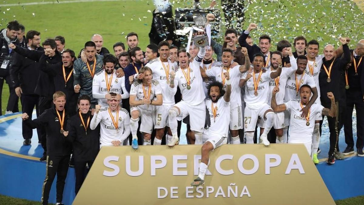 Los jugadores del Madrid celebran la Supercopa de Yeda.