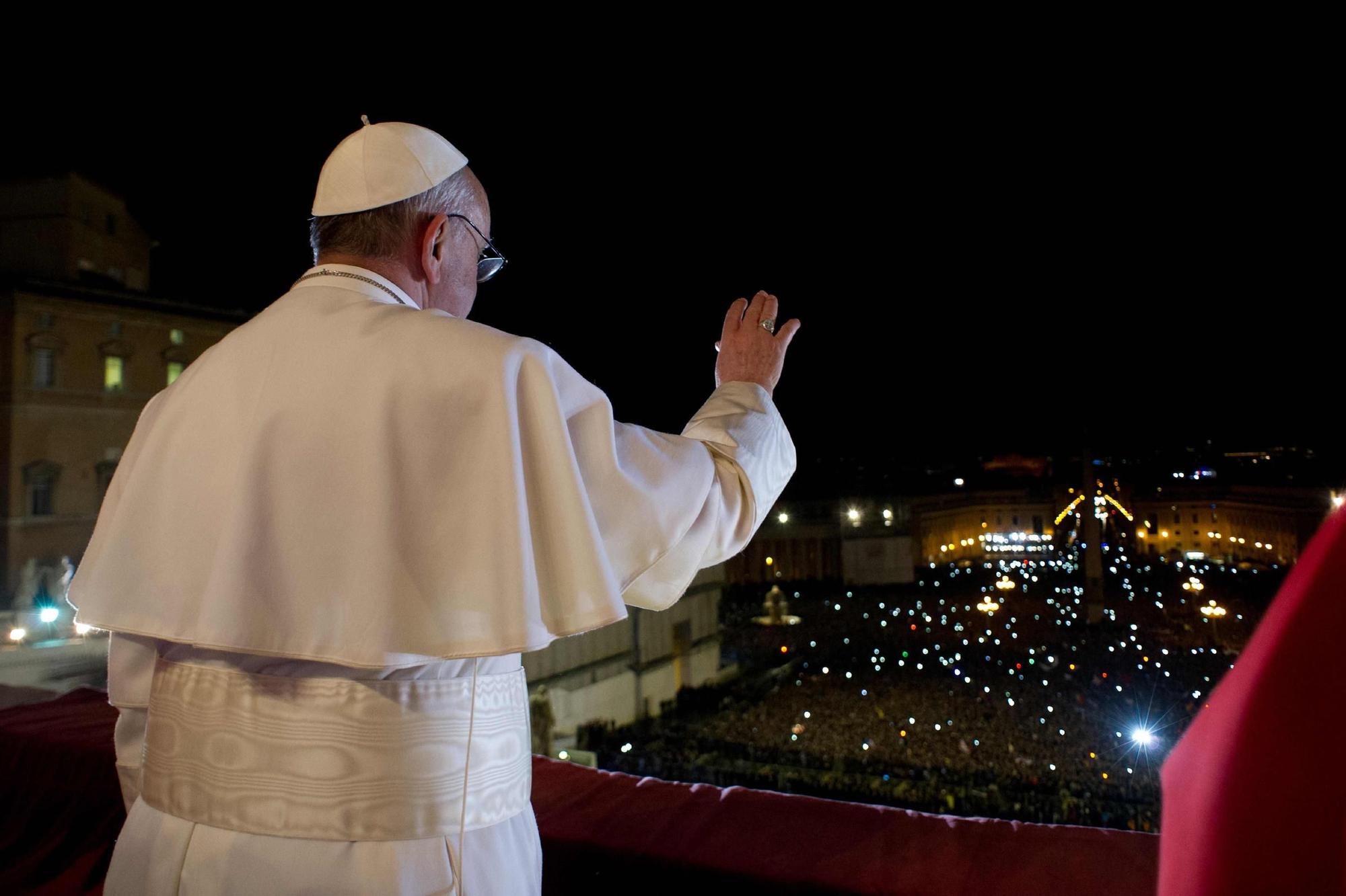 nombramiento-papa-francisco-sale-a-saludar.jpg