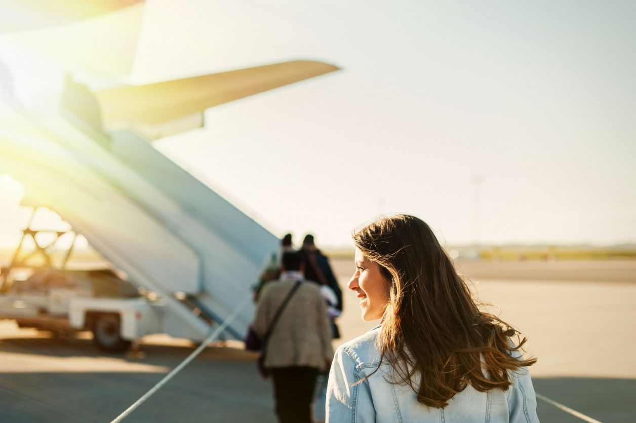 Mujer cogiendo un avión