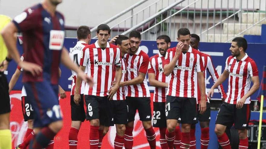 Los jugadores del Athletic celebran el gol de Aduriz.