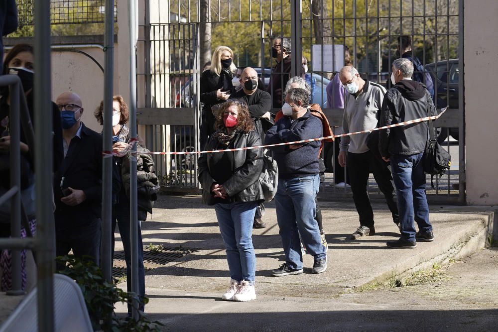 Llargues cues en la represa de la campanya d'AstraZeneca a Girona