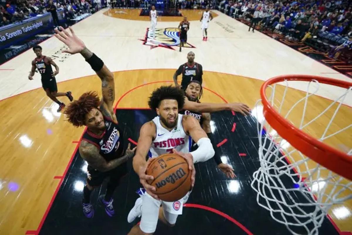Trendon Watford junto a Cade Cunningham