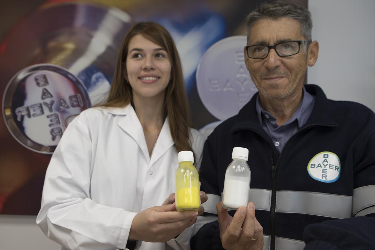 Mariano Fernández, trabajador que más tiempo lleva en la planta, con Mariana Gálvez, la empleada más reciente.