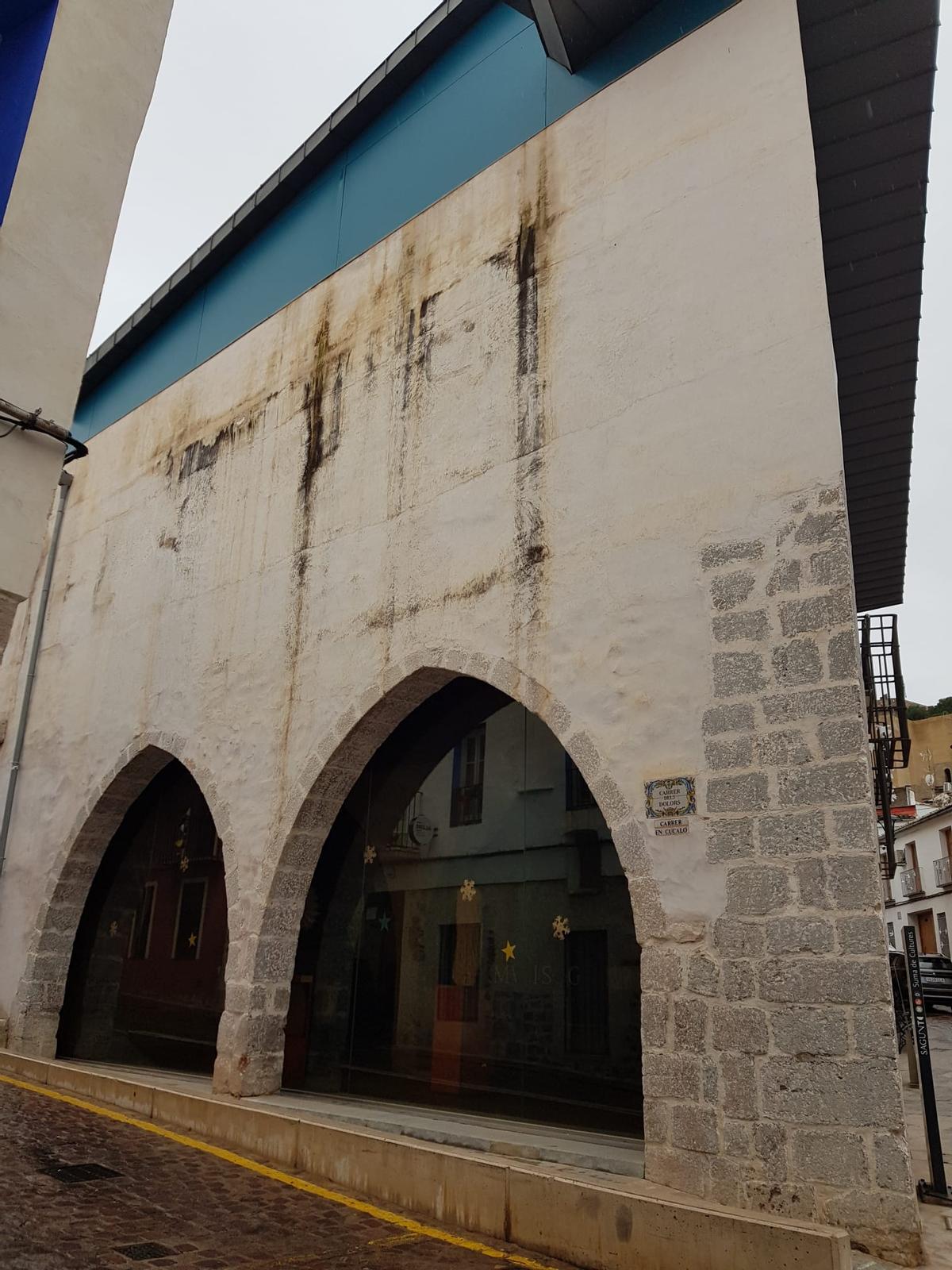 Detalle del lateral del museo, lleno de humedades.
