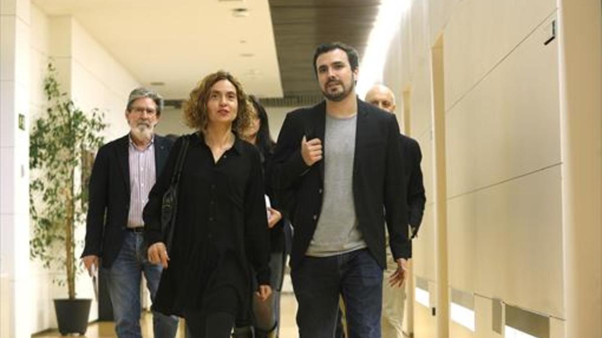 Meritxell Batet (PSOE) y Alberto Garzón (IU), ayer en el Congreso.