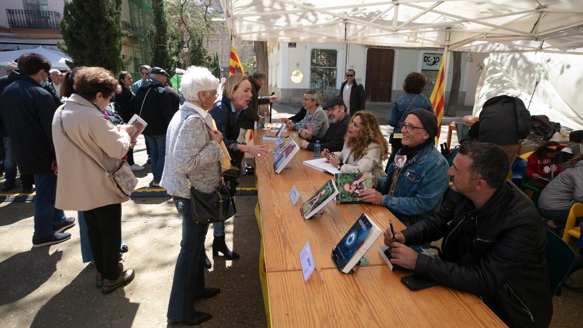 Firma de libros en la carpa del Ayuntamiento de Ibiza.