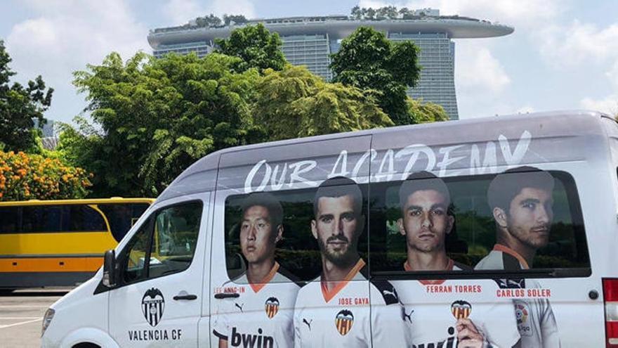 La foto de la crisis: Lim presume de cantera del Valencia CF