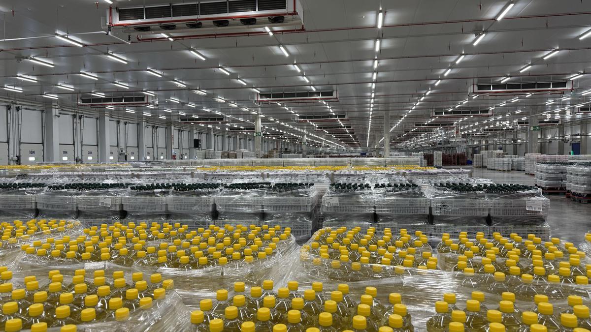 Botellas de aceite apiladas y listas para ser transportadas en el centro alimentario de BonÀrea en Épila (Zaragoza).