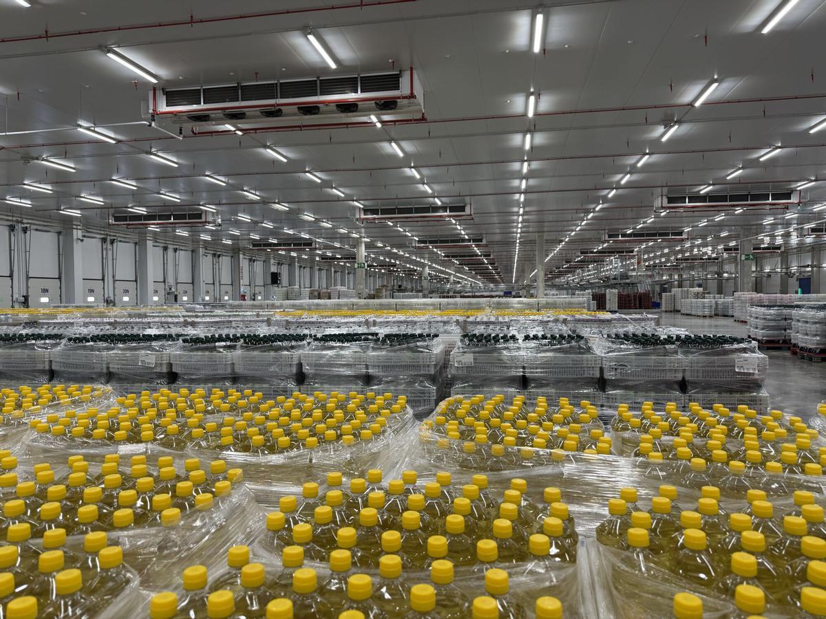 Botellas de aceite apiladas y listas para ser transportadas en el centro alimentario de BonÀrea en Épila (Zaragoza).