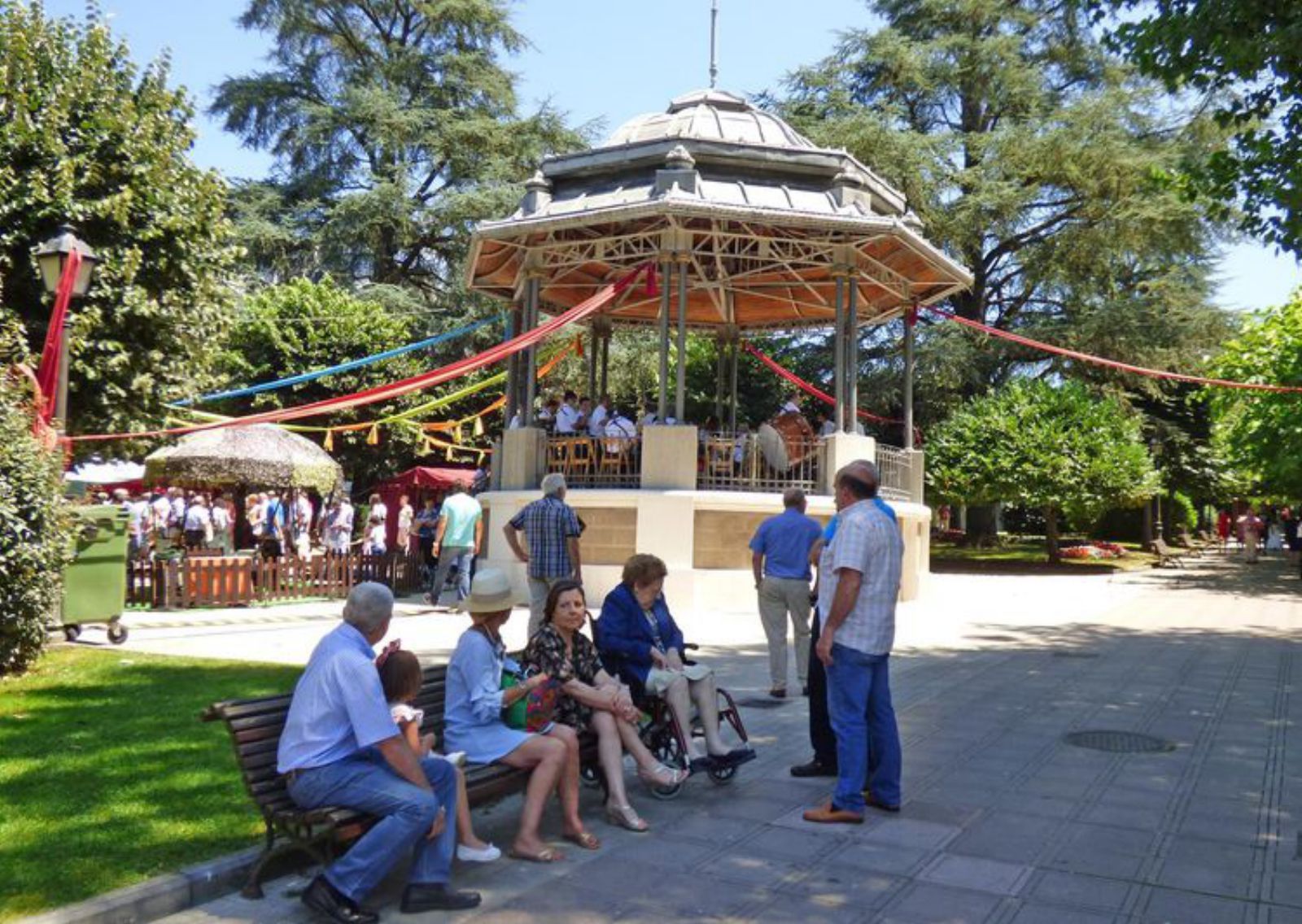 El parque de la Pola, con el kiosco de la música al fondo. | LNE