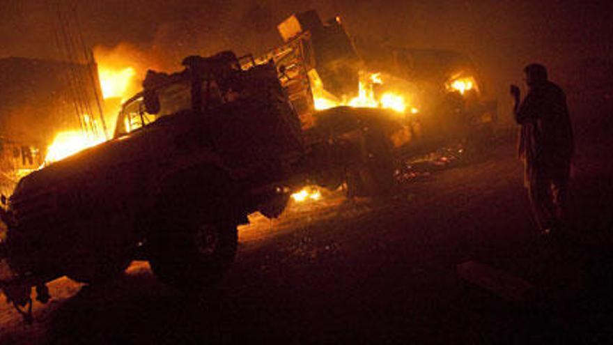 Camiones ardiendo como consecuencia del ataque al convoy de la OTAN