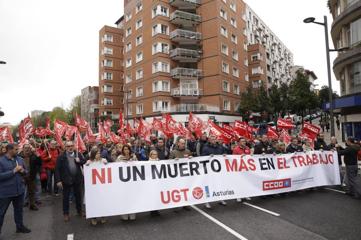 Oviedo. Concentración de UGT y CCOO por el accidente laboral de Gijón