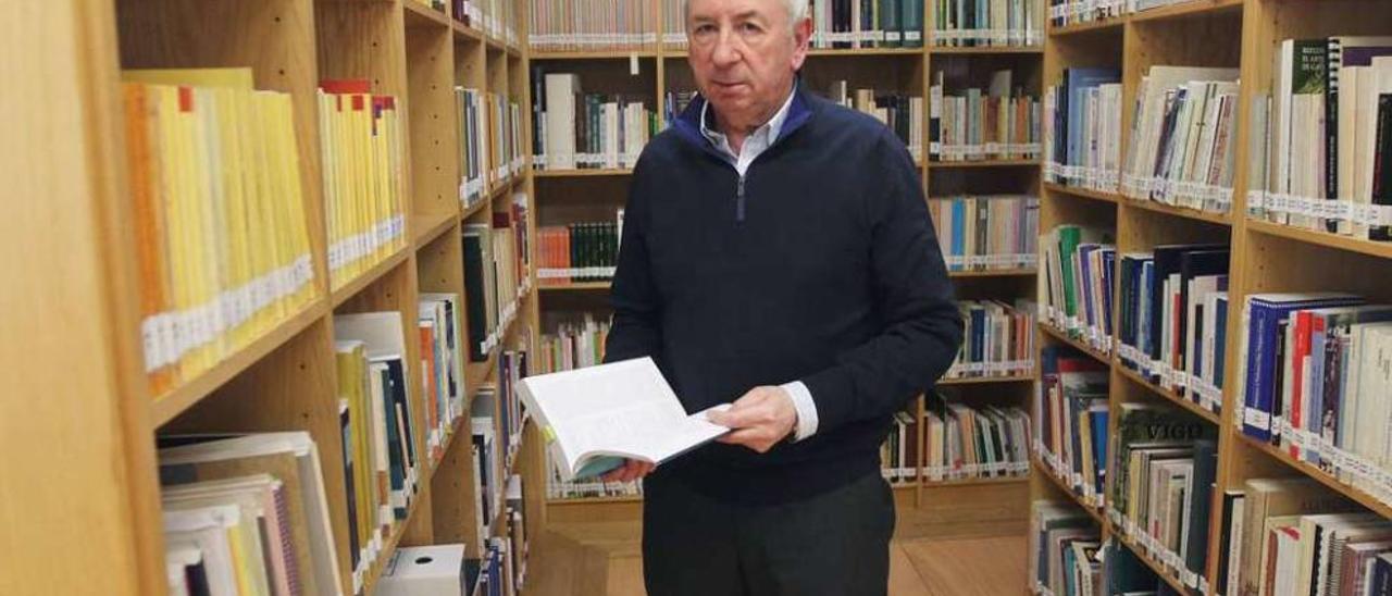 El diputado de Cultura, Manuel Doval, en la biblioteca de la Diputación. // Iñaki Osorio