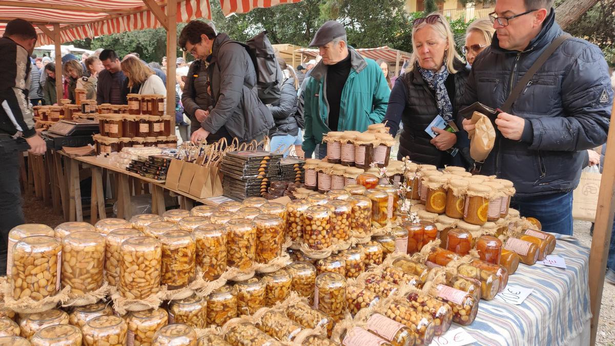 Son Servera exhibe su potencial en una concurrida ‘Fira de la flor d’ametler’