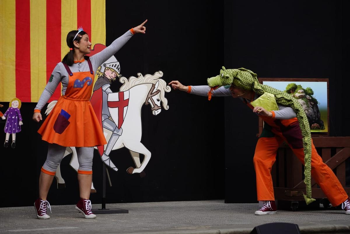 GALERIA | Gairebé 1.200 infants viuen la llegenda de Sant Jordi al patí del Kursaal de Manresa