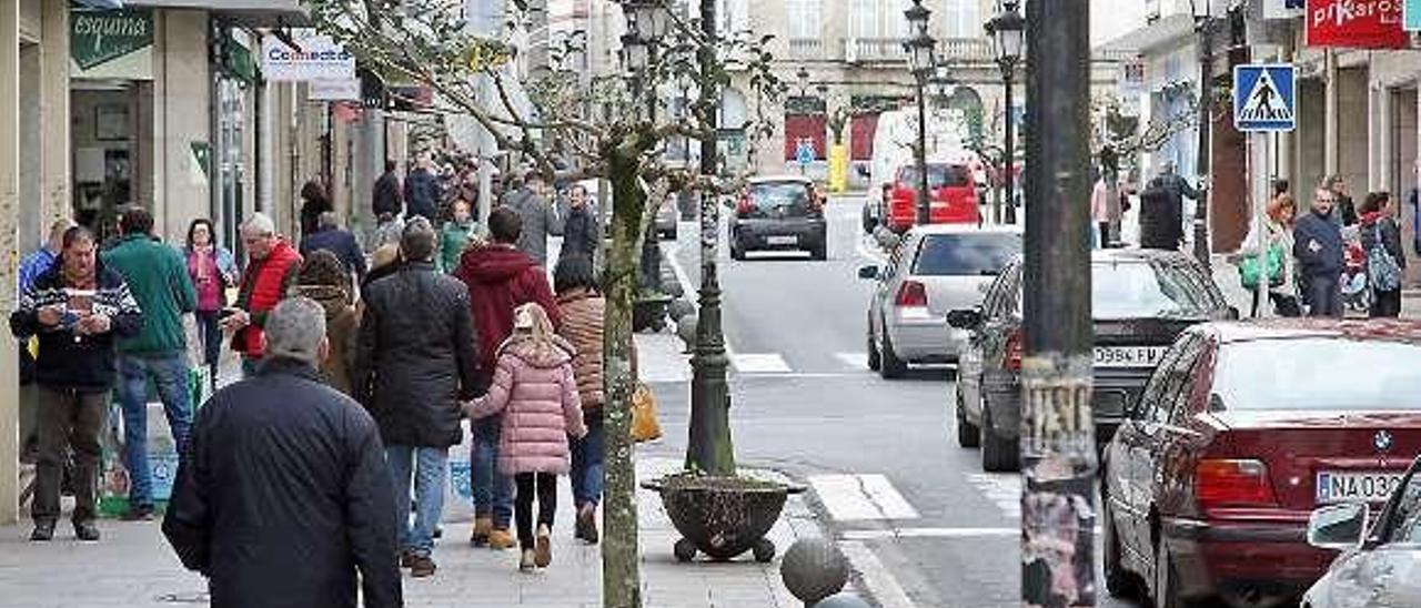 El comercio abrió ayer y el público llenó las calles. // Bernabé / J.C.A.