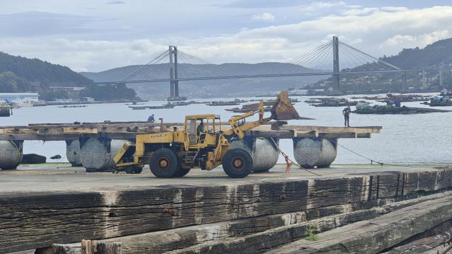 Trabajos de construcción de una batea, esta semana en el muelle de Domaio. |  GONZALO NÚÑEZ