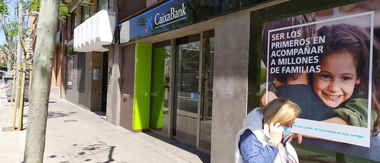 La antigua sucursal de Bankia en la avenida de Óscar Esplá de Alicante ya luce el logo de CaixaBank.