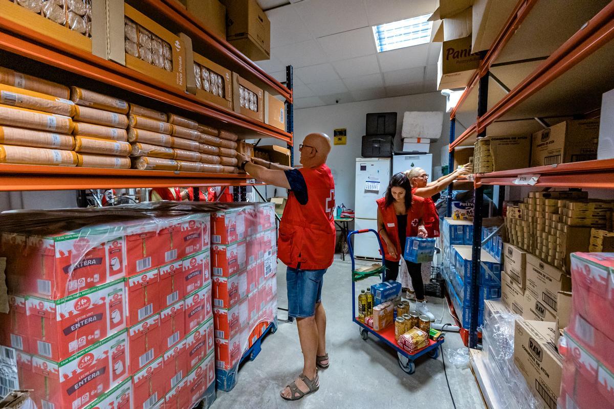 Un almacén donde Cruz Roja Alicante almacena los alimentos para repartir entre familias vulnerables.