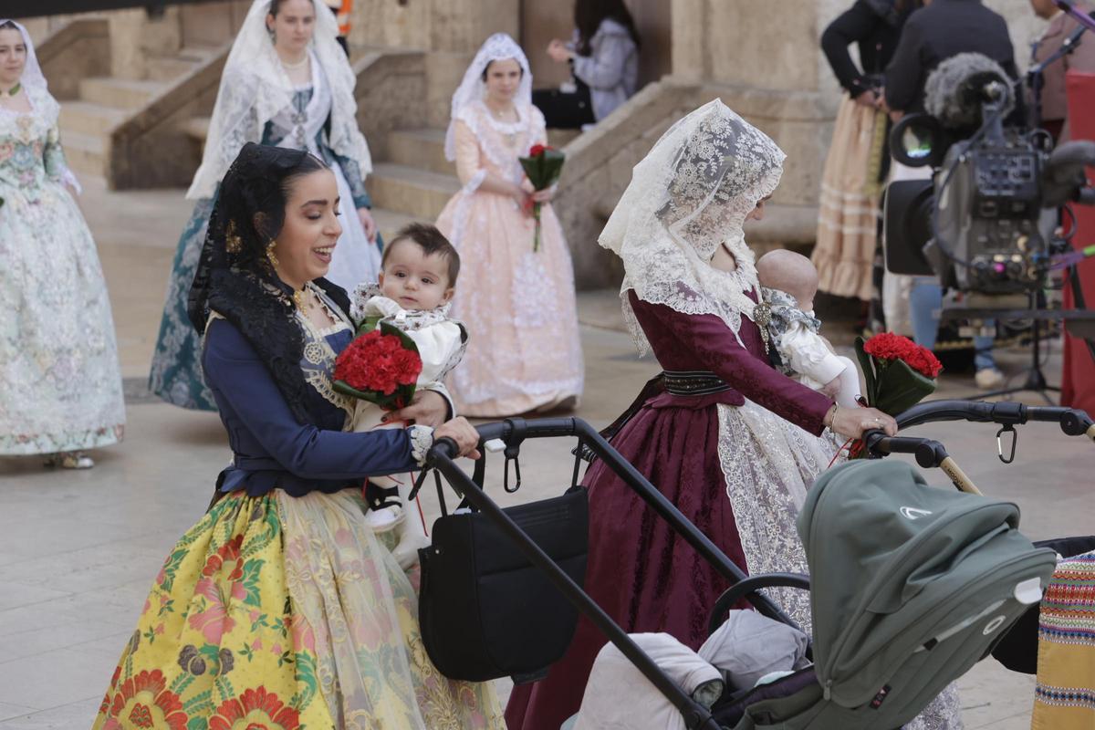 Todas las fotos de la ofrenda del 18 de marzo por la calle San Vicente hasta la 16:30 horas