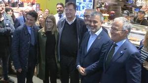 Los candidatos han sido invitados por un establecimiento del mercado y les ha recibido Salvador Capdevila, presidente de la Asociación de Comerciantes de la Boquería.