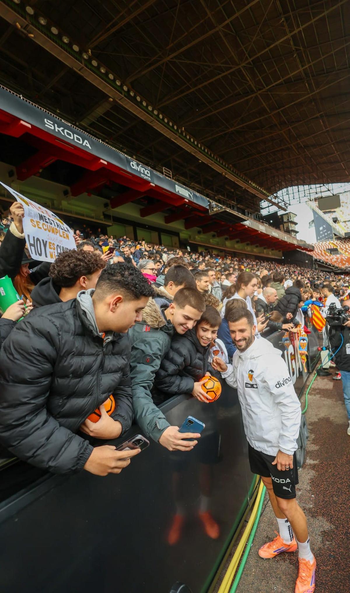 Búscate en las gradas de Mestalla durante el entrenamiento del Valencia CF