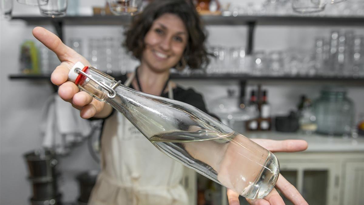 El 'boom' de servir agua del grifo filtrada crece en los restaurantes de Barcelona