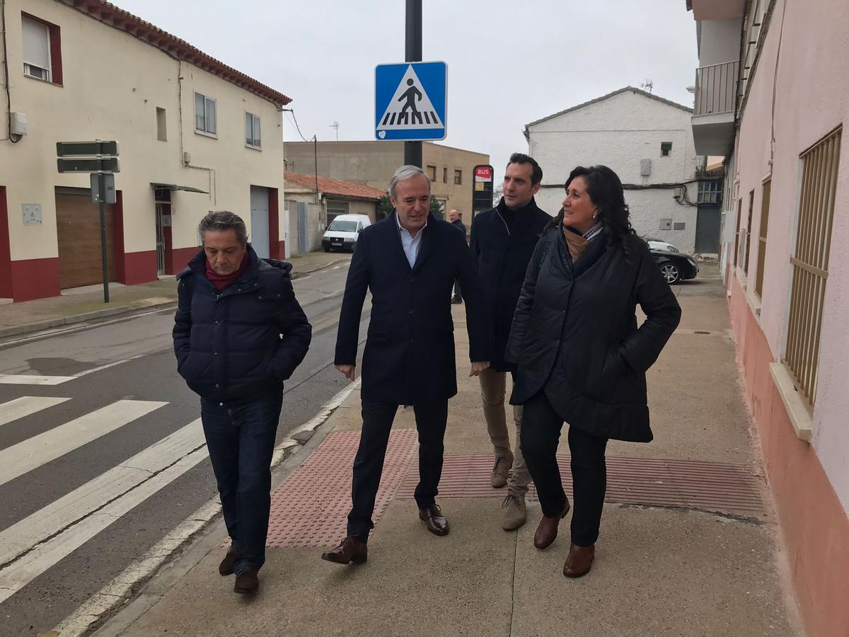 Jorge Azcón durante su visita al barrio de Juslibol, este miércoles.