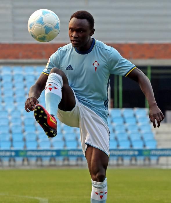 El jugador danés hizo su puesta de largo en Balaídos frente a 300 aficionados: "Elegí al Celta por su buen fútbol", dijo.