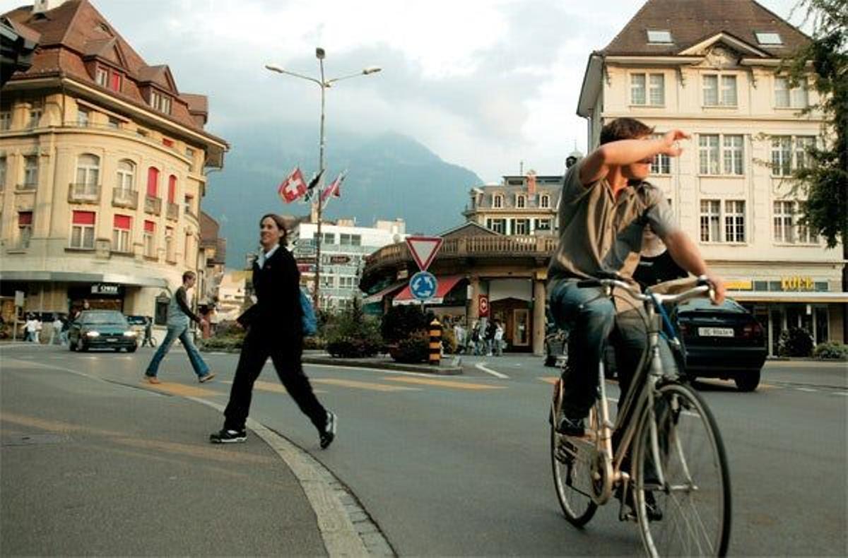 Interlaken, ciudad de veraneo situada entre los lagos de Brienz y Thun, y debajo, una
familia en el