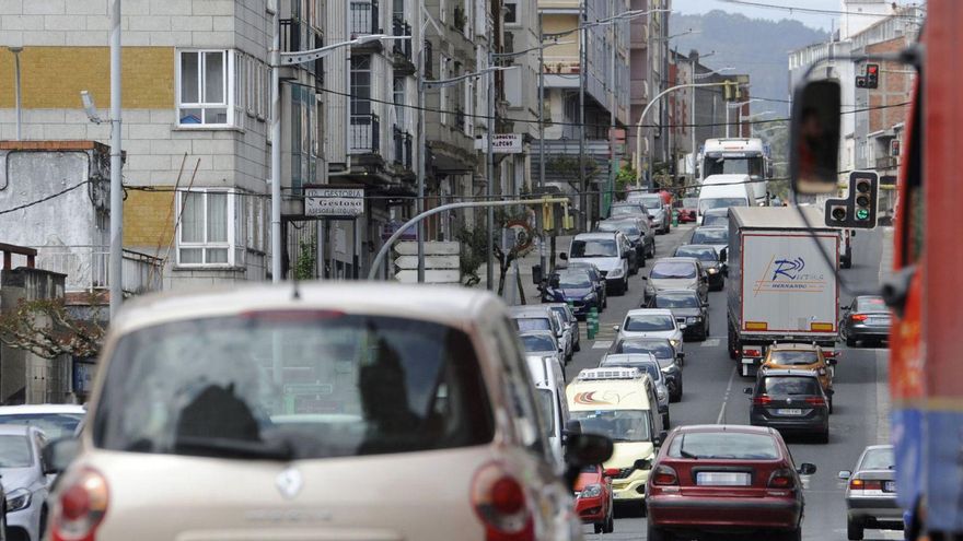 La avenida Benito Vigo a media mañana de ayer, aun libre del atasco que se forma en determinados momentos del día, pero con presencia constante de tráfico pesado y de largo recorrido. | // BERNABÉ/JAVIER LALÍN