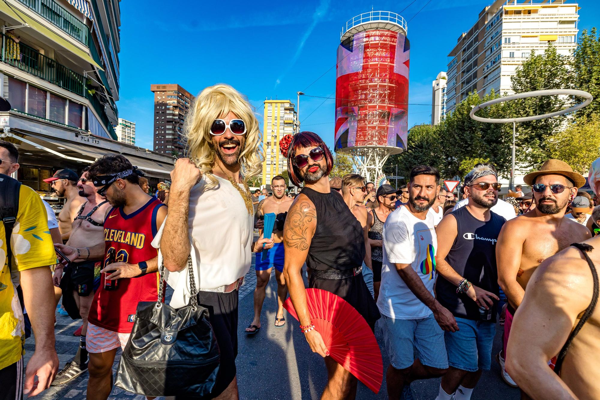 Como en ediciones anteriores, The Parade ha comenzado esta tarde desde el Rincón de Loix, recorriendo el Paseo de la Playa de Levante Levante y un tramo de la avenida Mediterráneo hasta alcanzar el auditorio Julio Iglesias del Parque de l’Aigüera donde se ha continuado la fiesta.