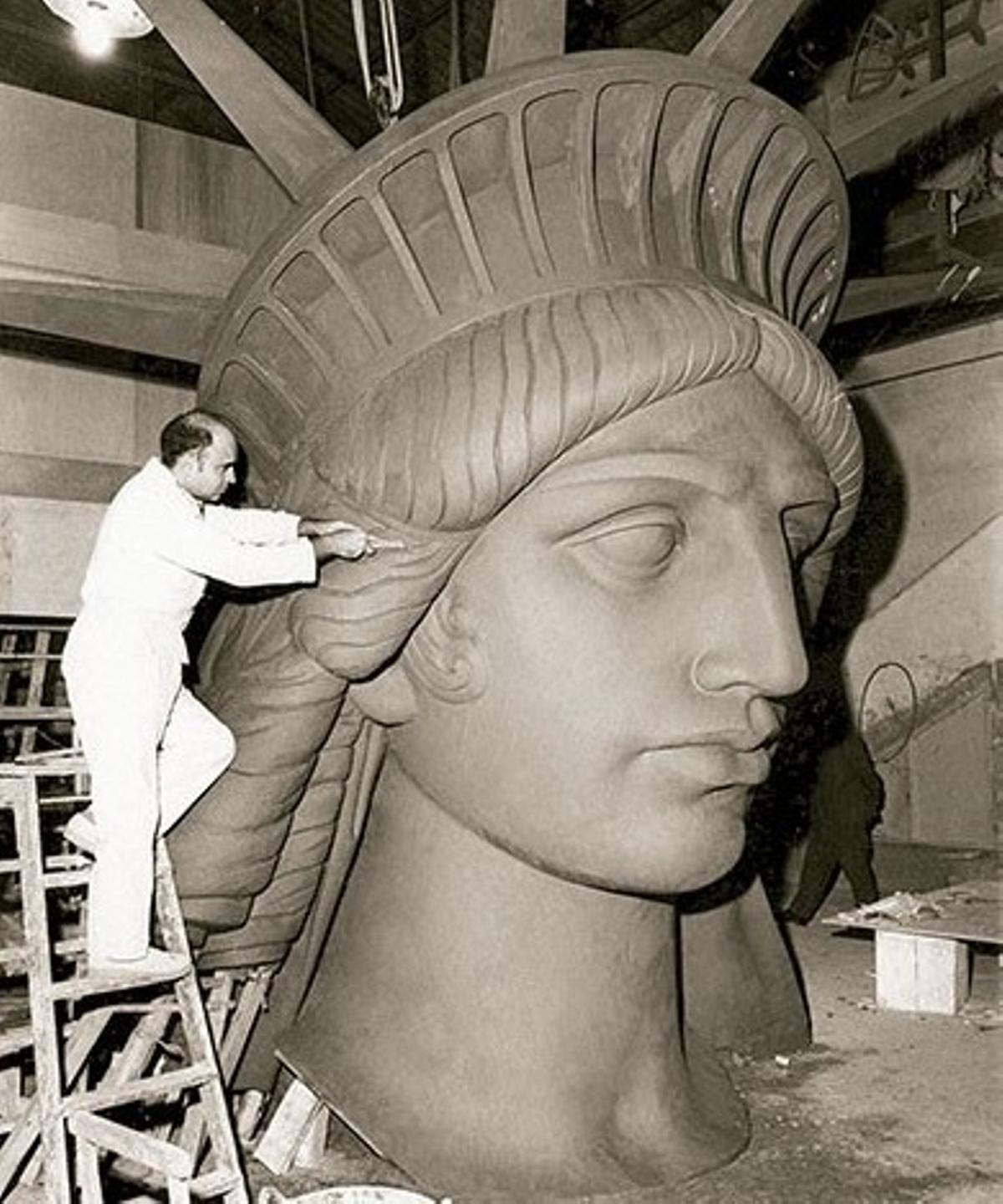 Preparando la excepcional Estatua de la Libertad de 1973