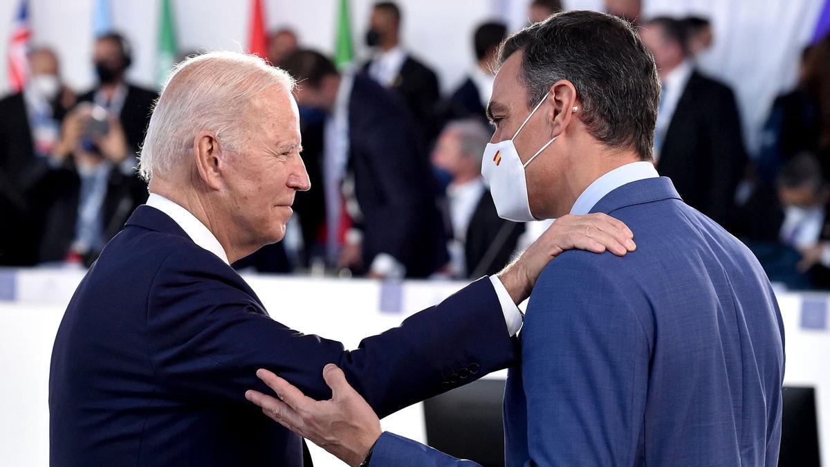 Joe Biden saluda a Pedro Sánchez en la cumbre del G20 celebrada en Roma en 2021